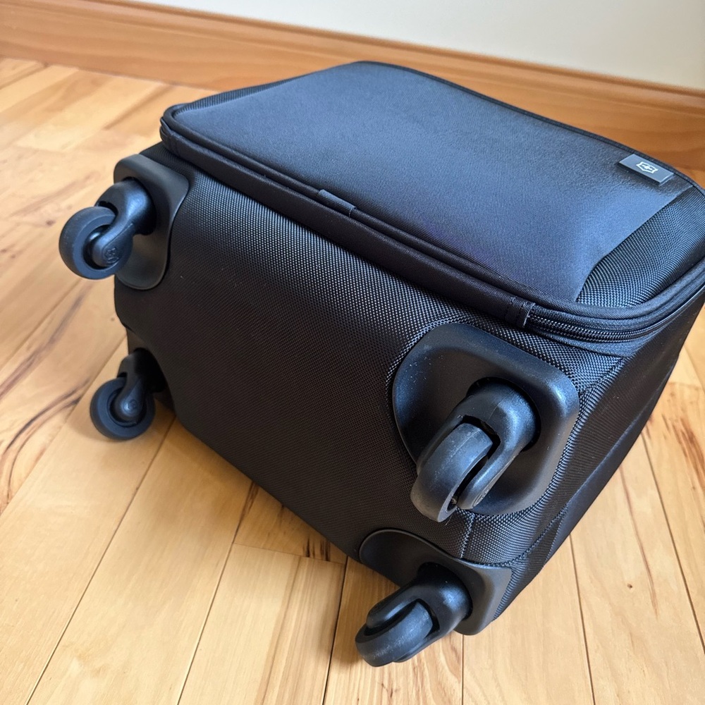 Victorinox Avolve 2.0 15” Carry On Overnight Spinner Suitcase - Picture 7 of 14